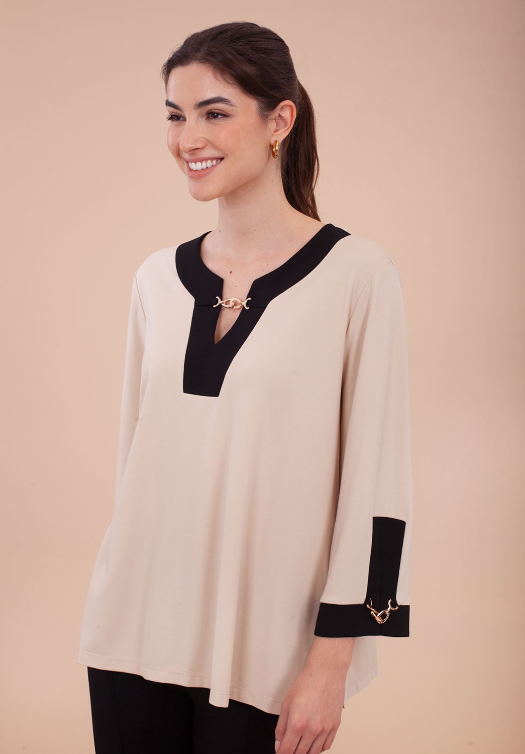 Blusa beige con escote negro en V