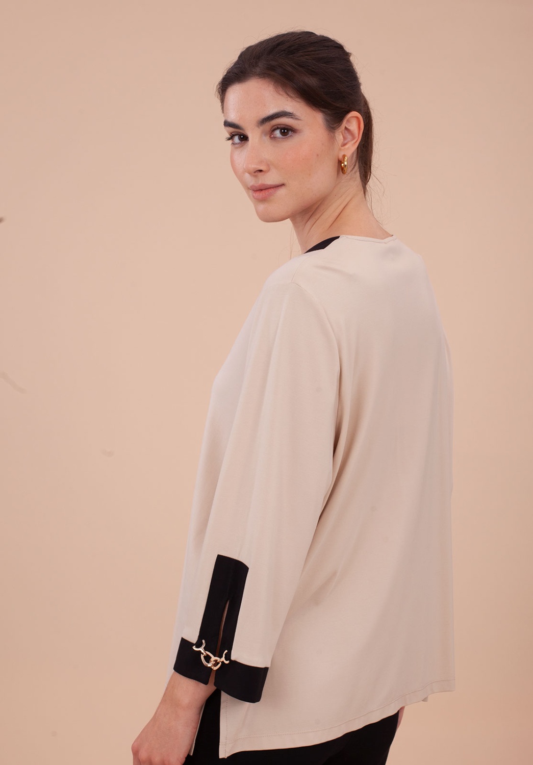 Blusa beige con escote negro en V 3