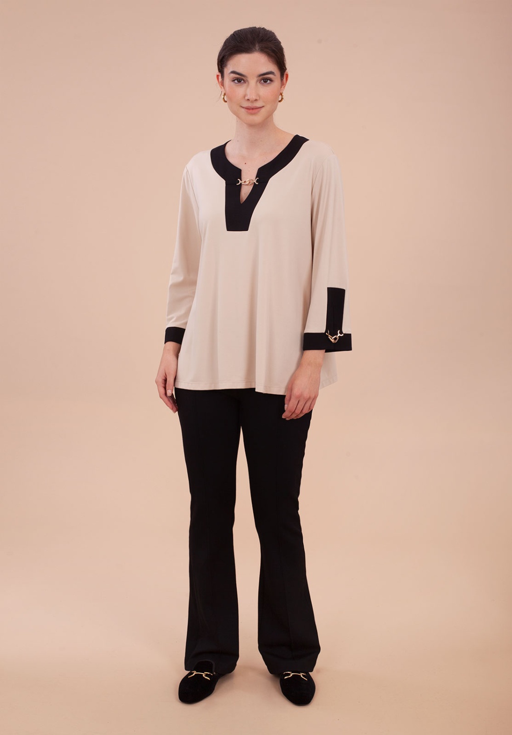 Blusa beige con escote negro en V 4
