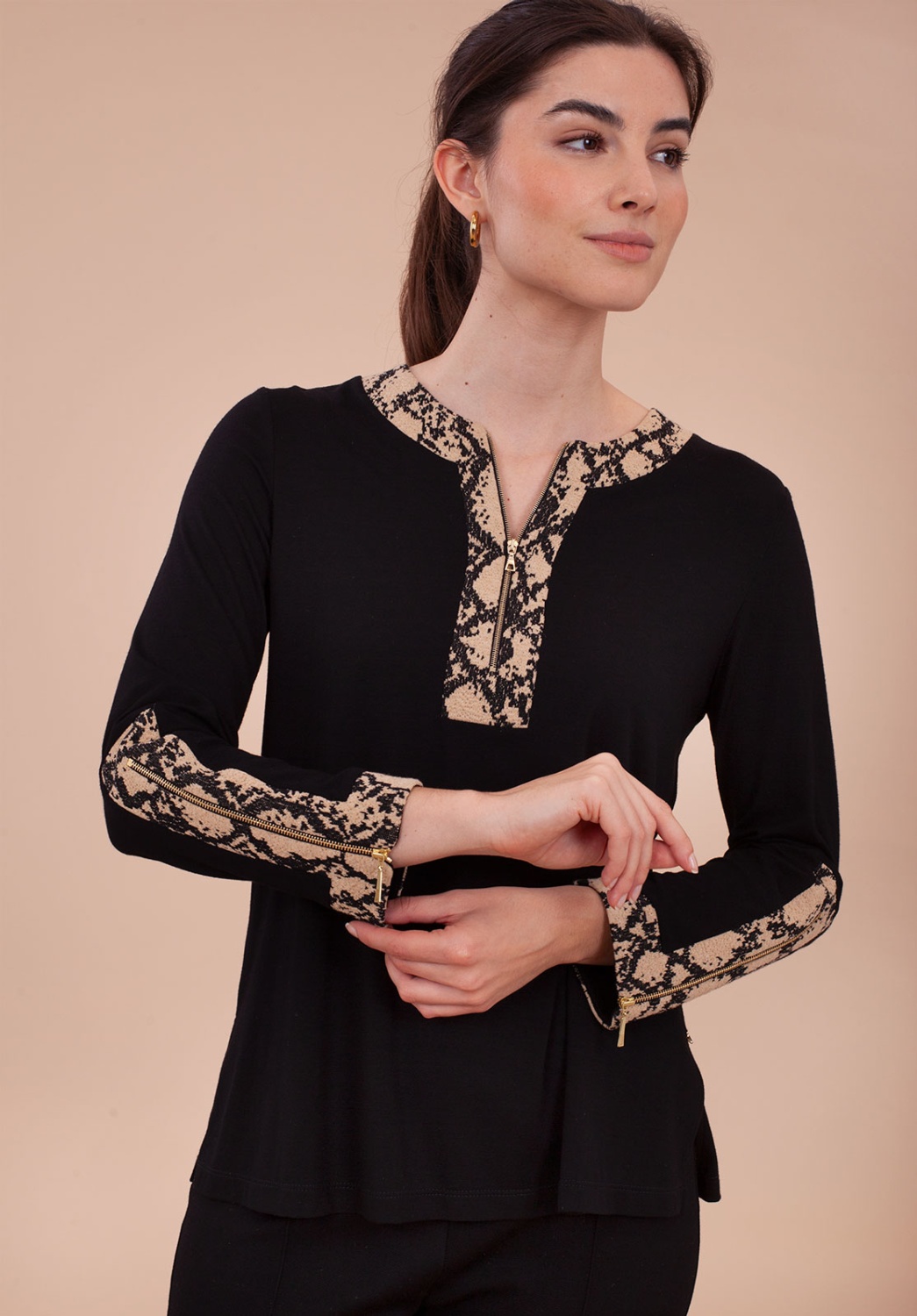 Blusa negra con detalle animal print