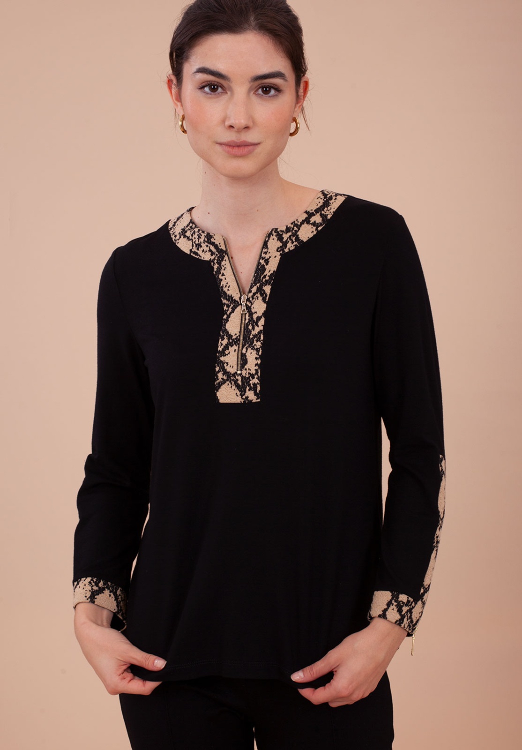 Blusa negra con detalle animal print 1