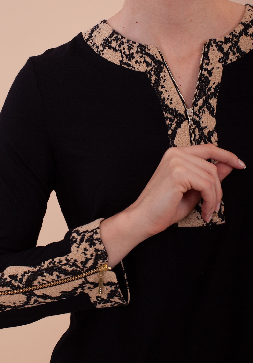 Blusa negra con detalle animal print 2