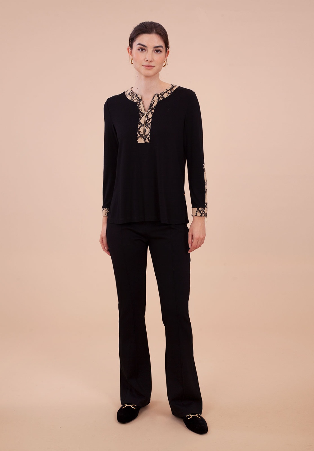 Blusa negra con detalle animal print 4