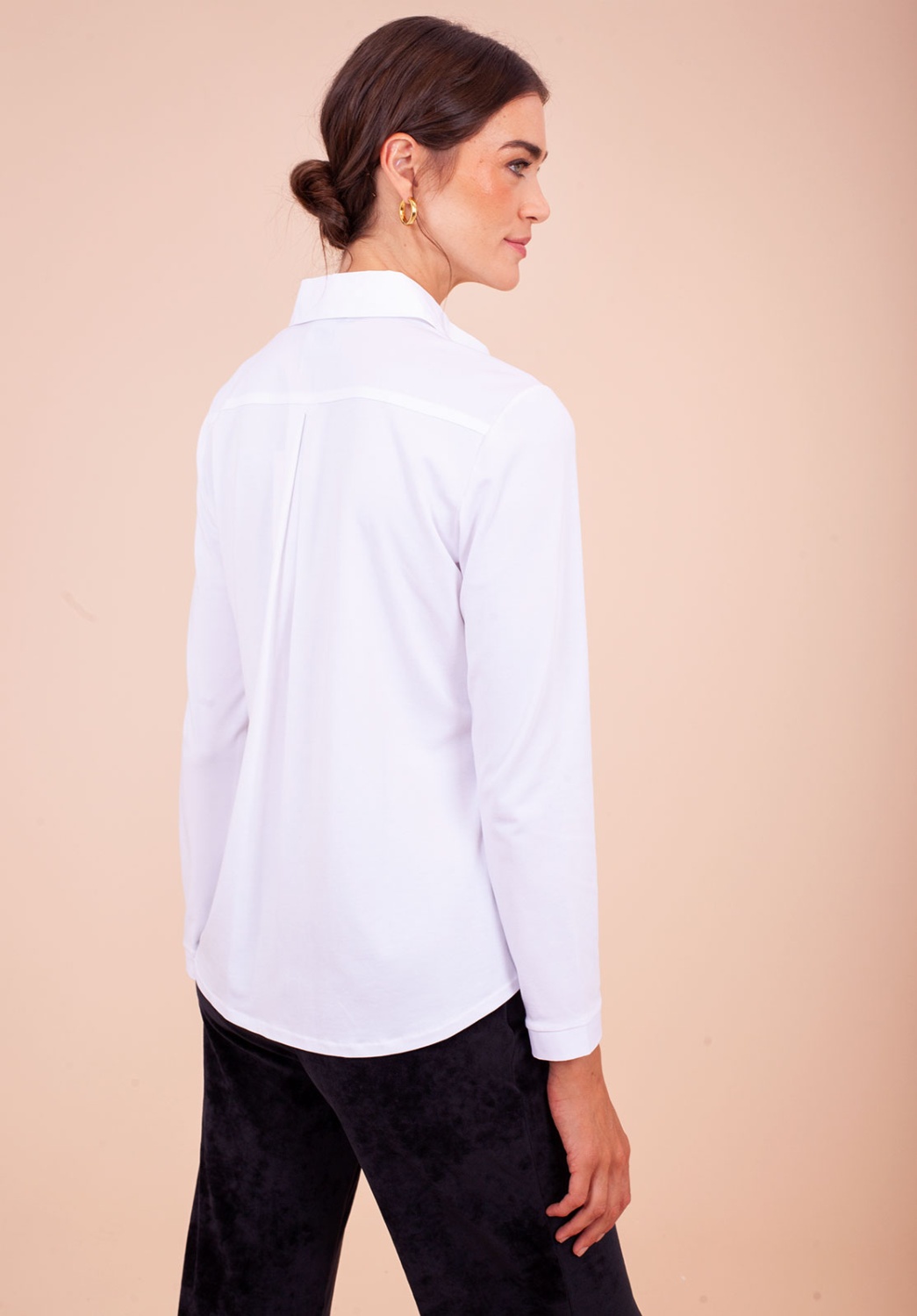 Camisa blanca de tachuelas con cremallera 2