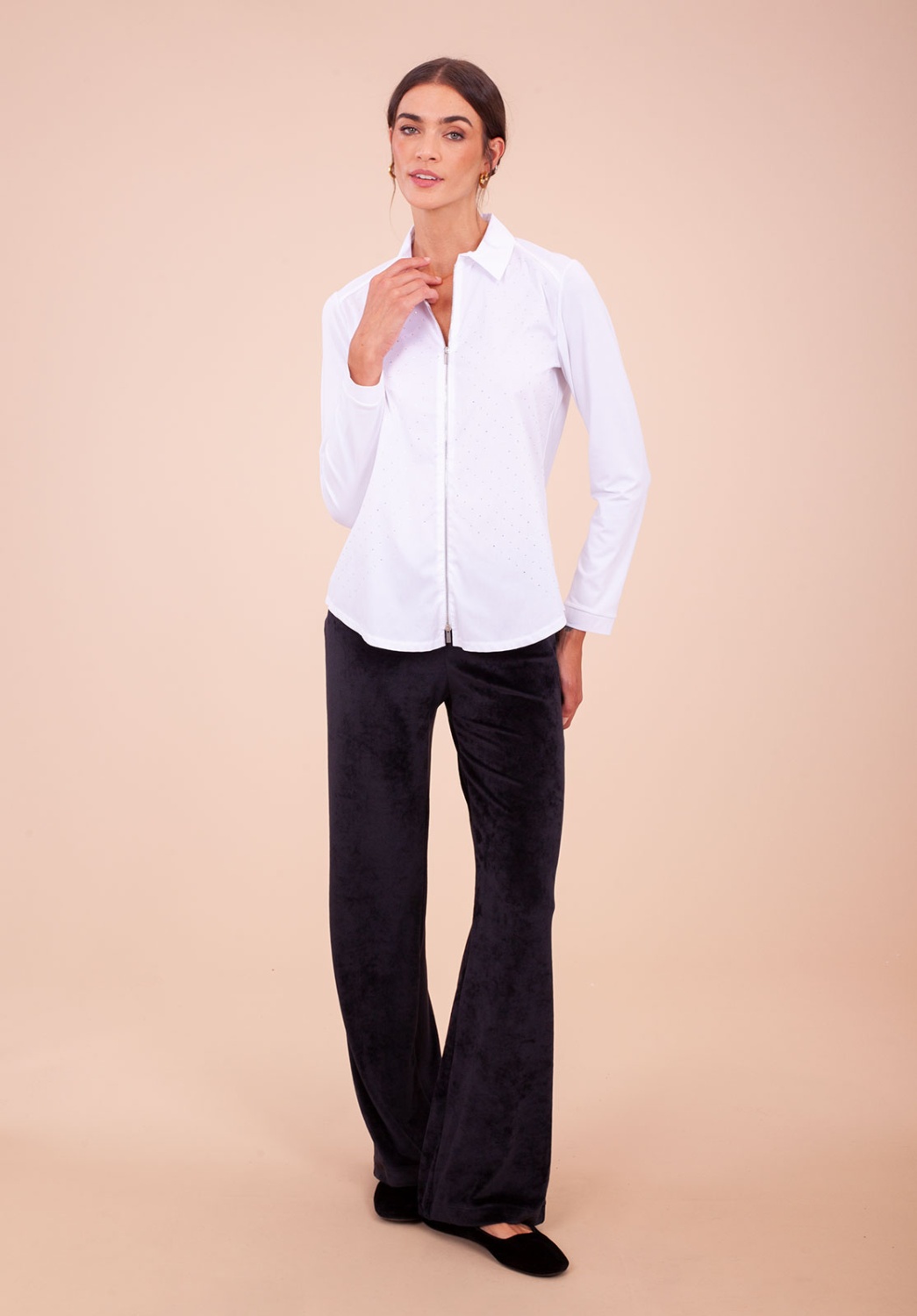 Camisa blanca de tachuelas con cremallera 3