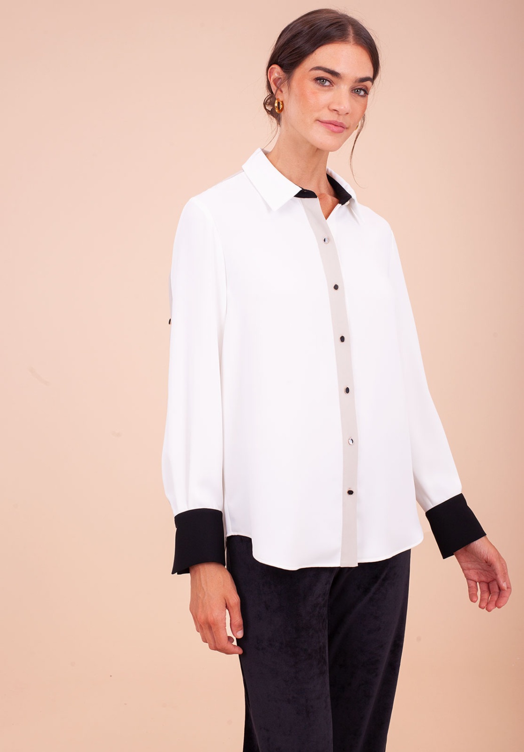 Blusa blanca con puños negros 1