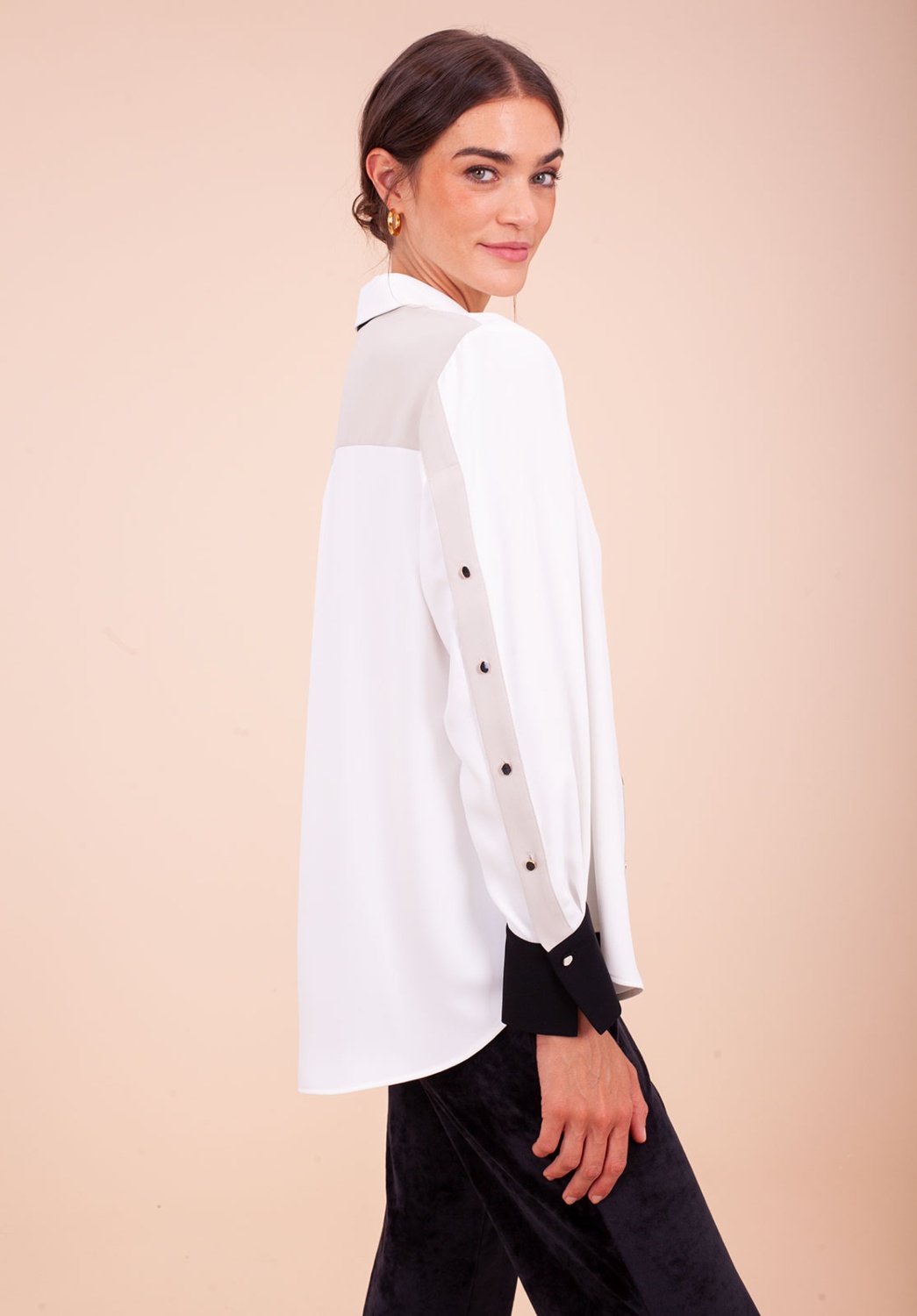 Blusa blanca con puños negros 2