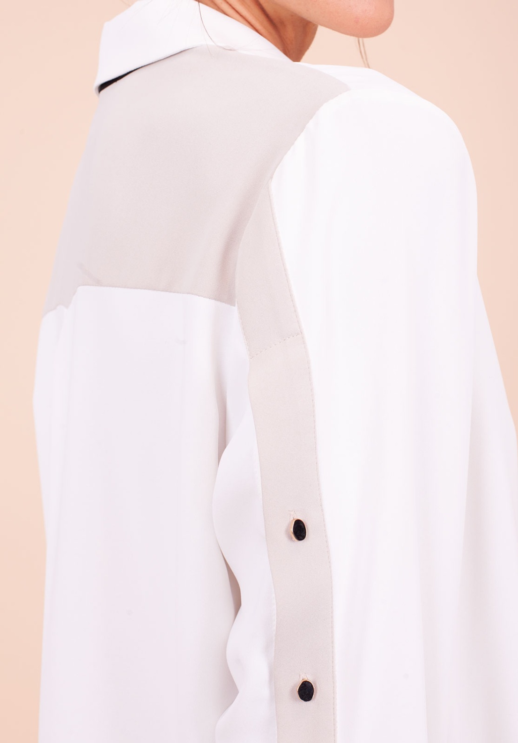Blusa blanca con puños negros 3