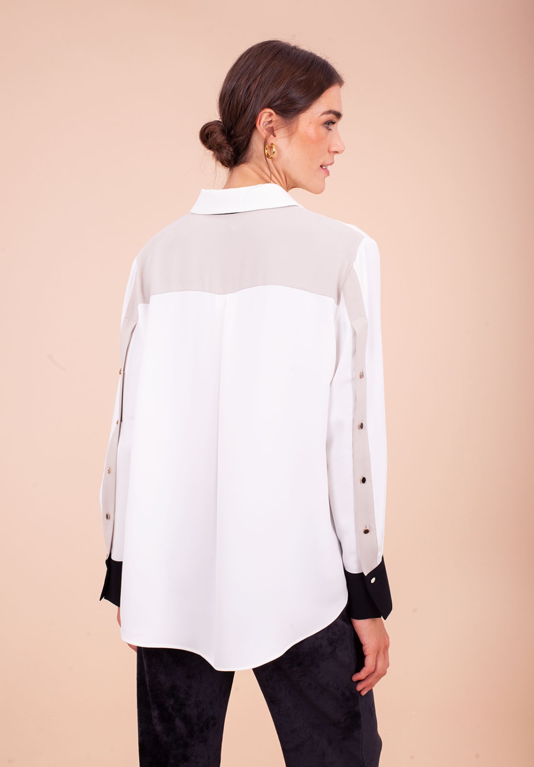 Blusa blanca con puños negros 4