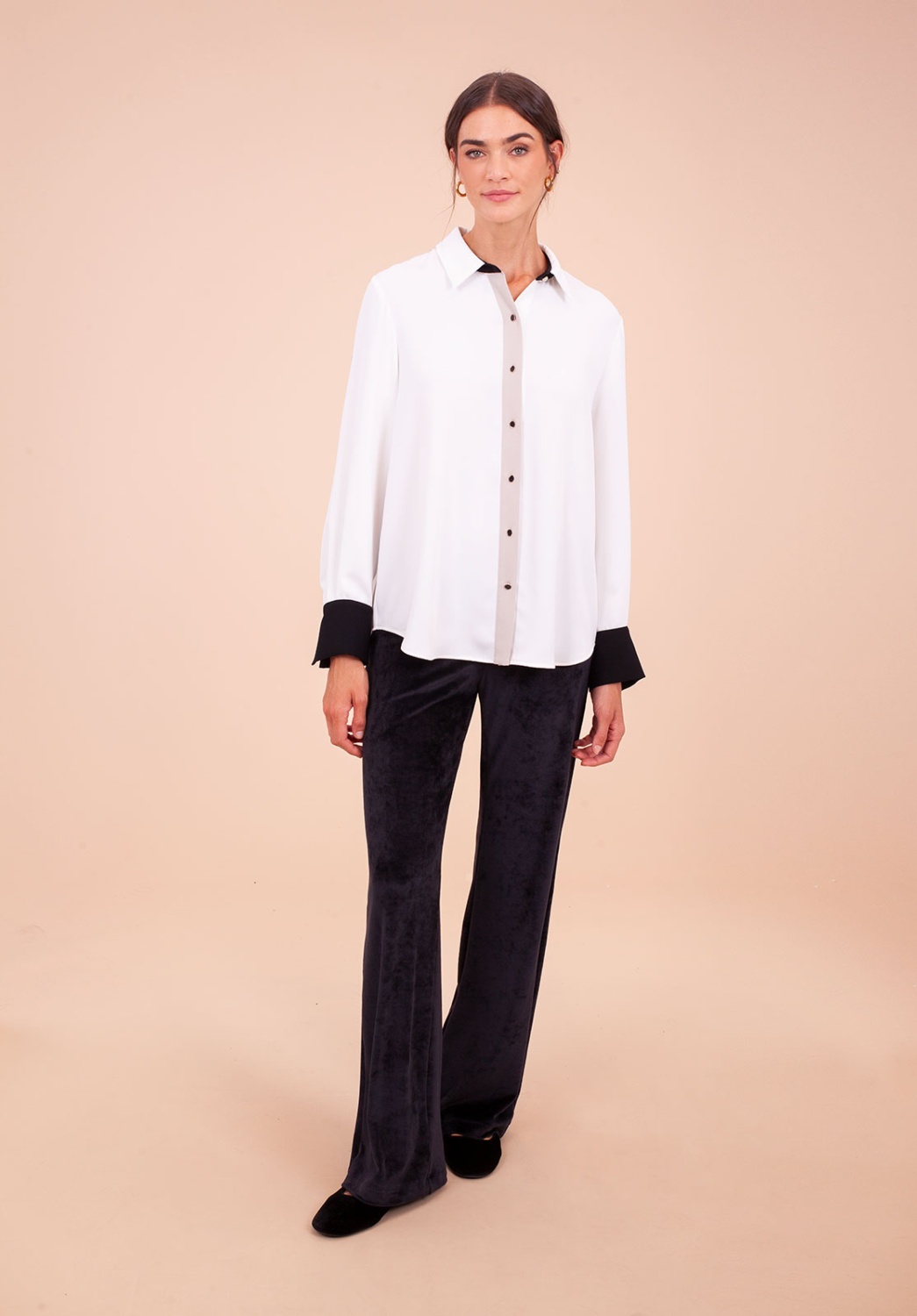 Blusa blanca con puños negros 5