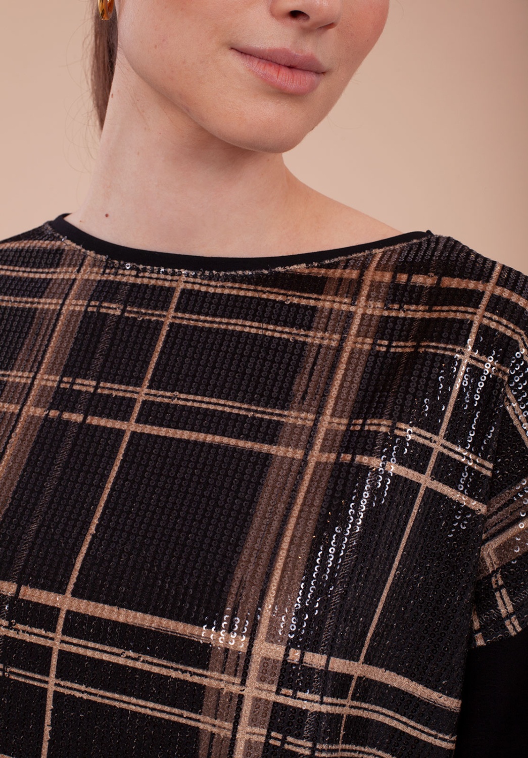 Blusa cuadros con mangas negras 1