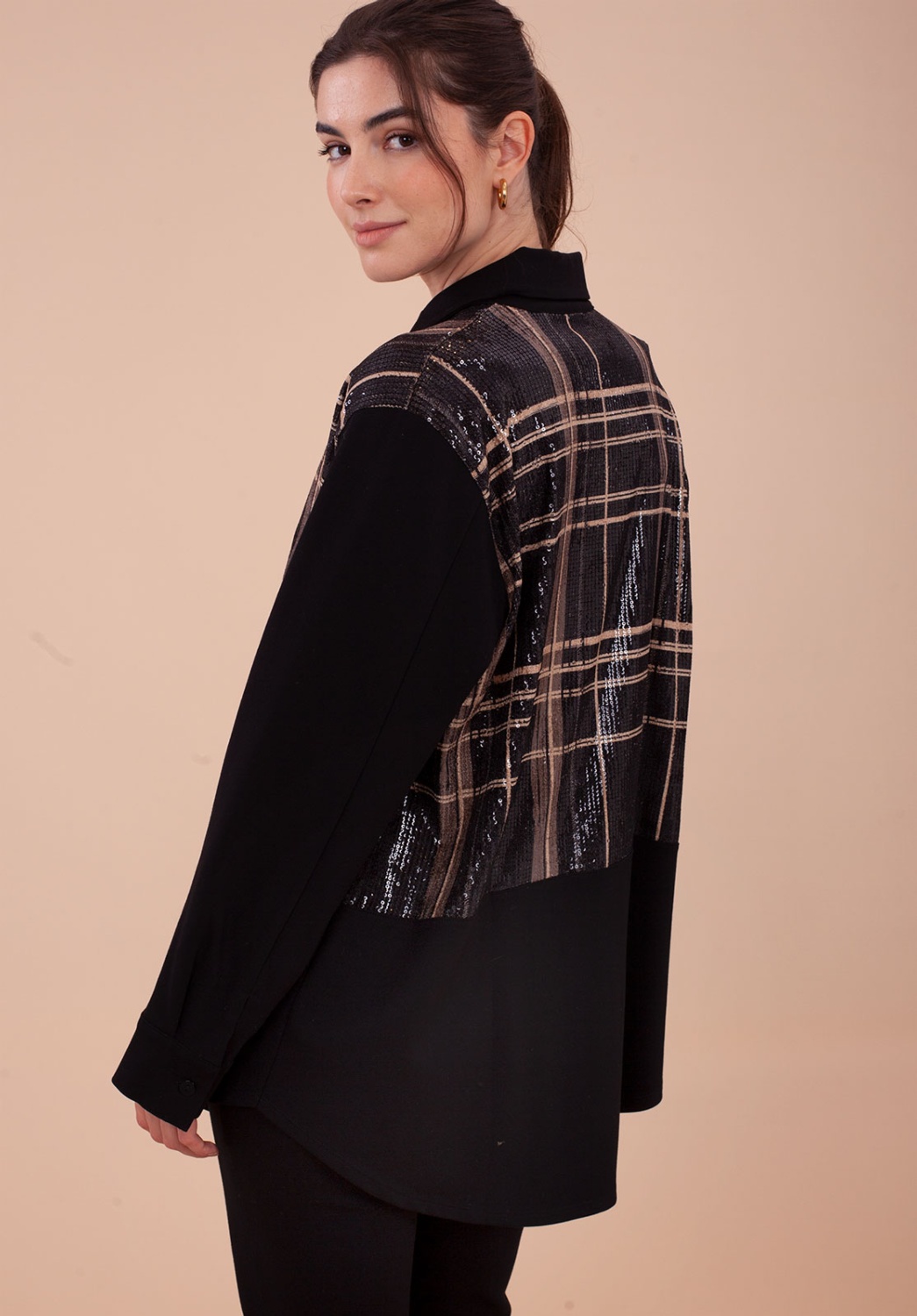 Blusa cuadros con mangas negras 2