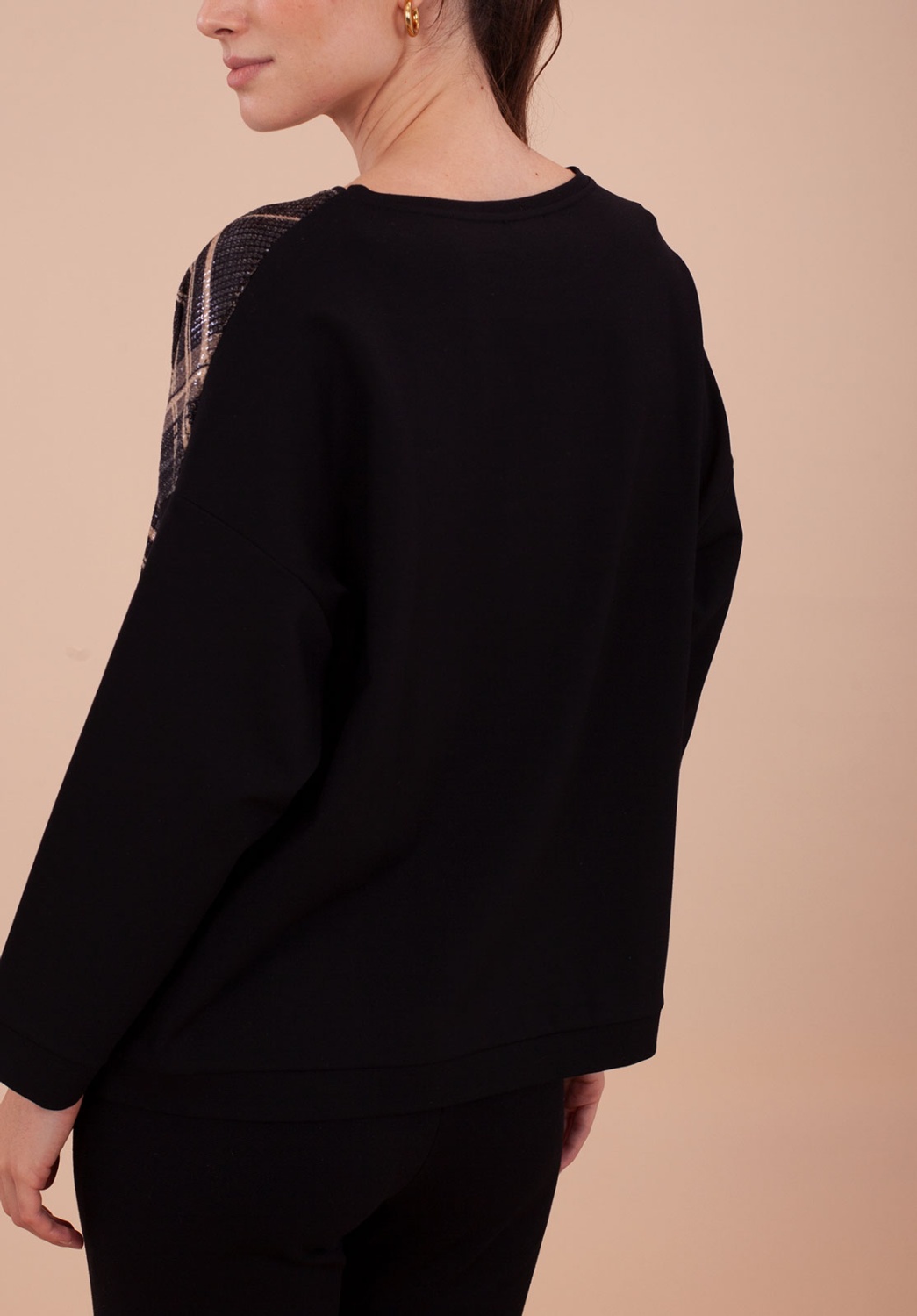 Blusa cuadros con mangas negras 3