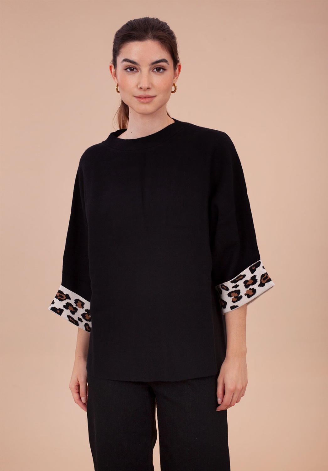 Jersey negro de puños de estampado leopardo