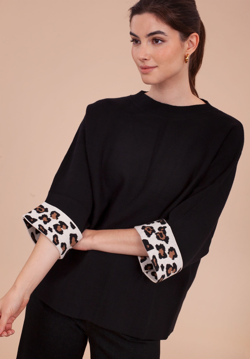 Jersey negro de puños de estampado leopardo 1
