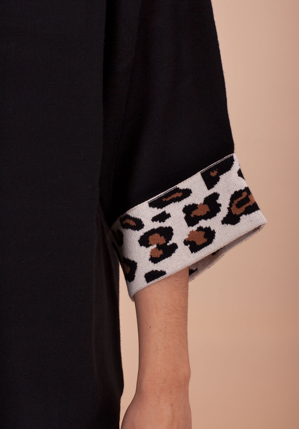 Jersey negro de puños de estampado leopardo 2