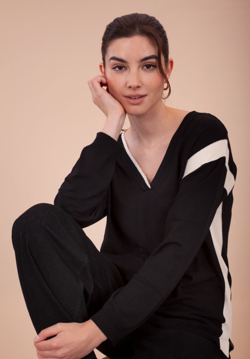 Pull à col en V avec bandes contrastées