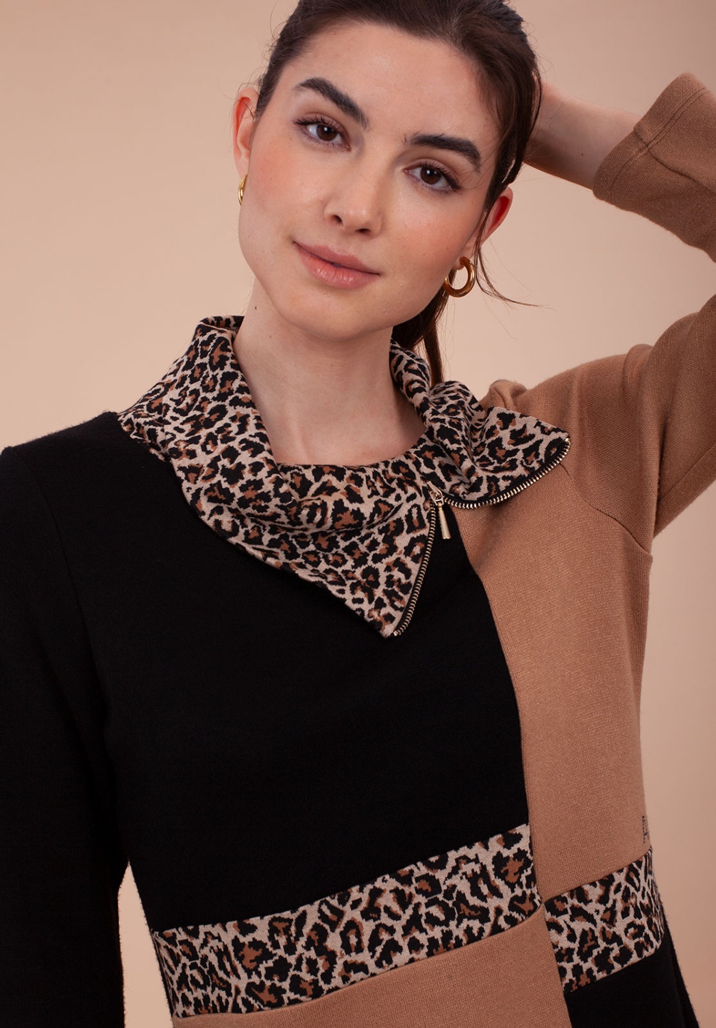 Jersey bicolor con cuello animal print