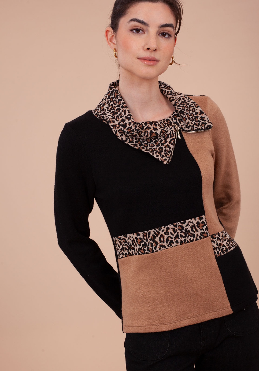 Jersey bicolor con cuello animal print 1