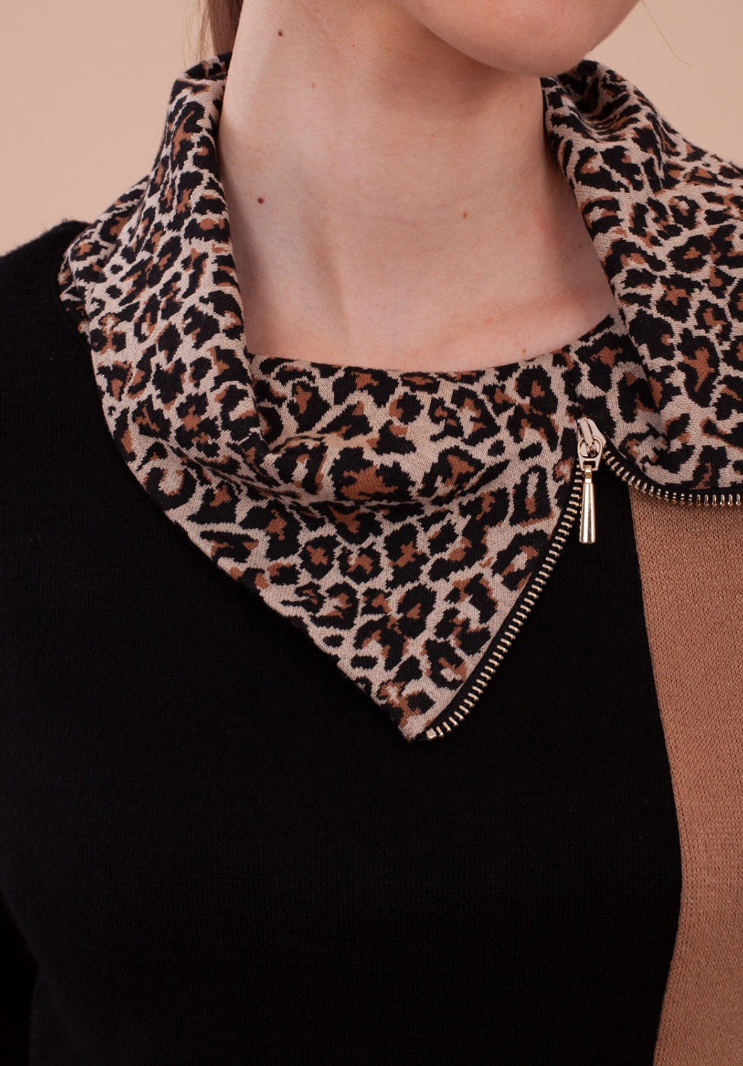 Jersey bicolor con cuello animal print 2