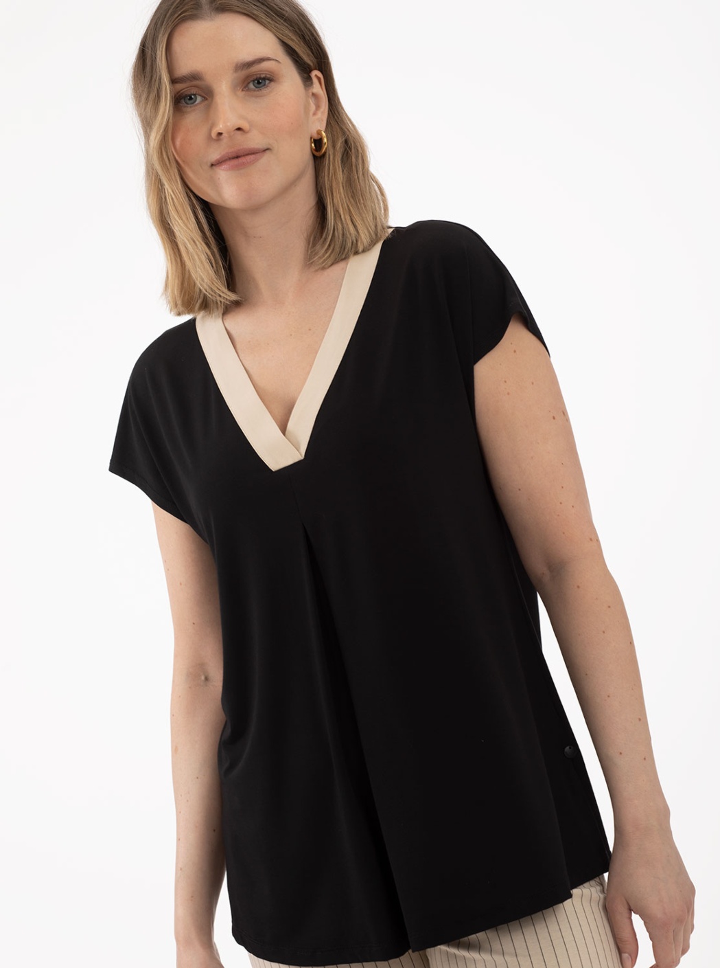 Camiseta Negra Cuello pico 4