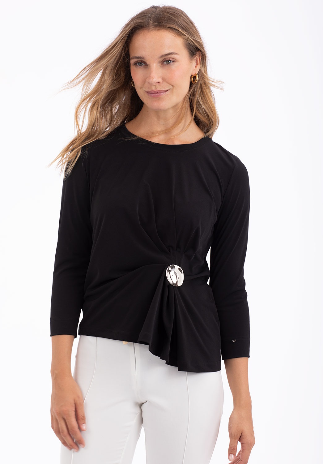 Camiseta Negra con Detalle de Hebilla