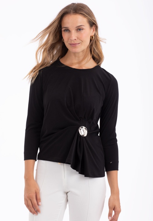 Camiseta Negra con Detalle de Hebilla