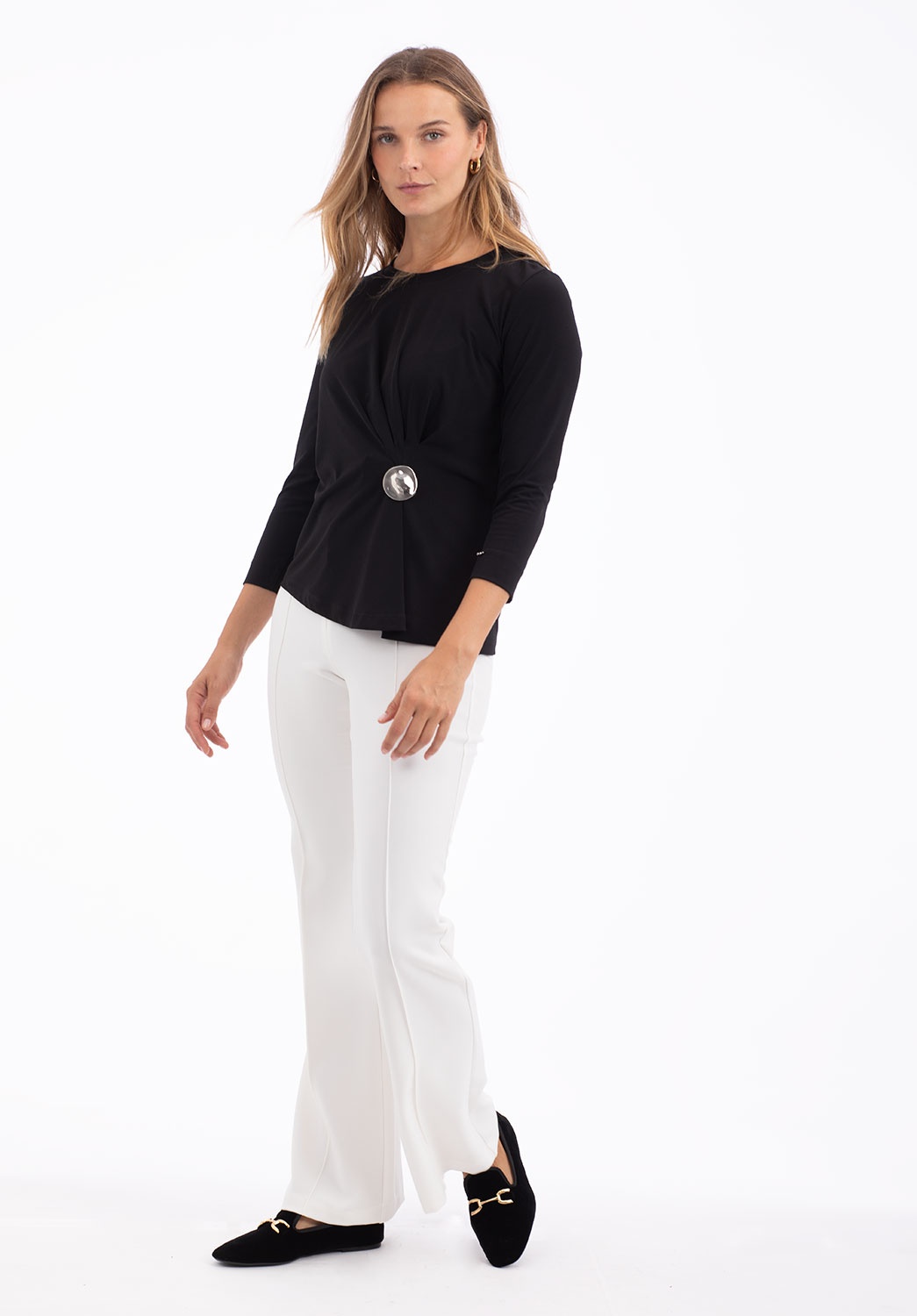 Camiseta Negra con Detalle de Hebilla
