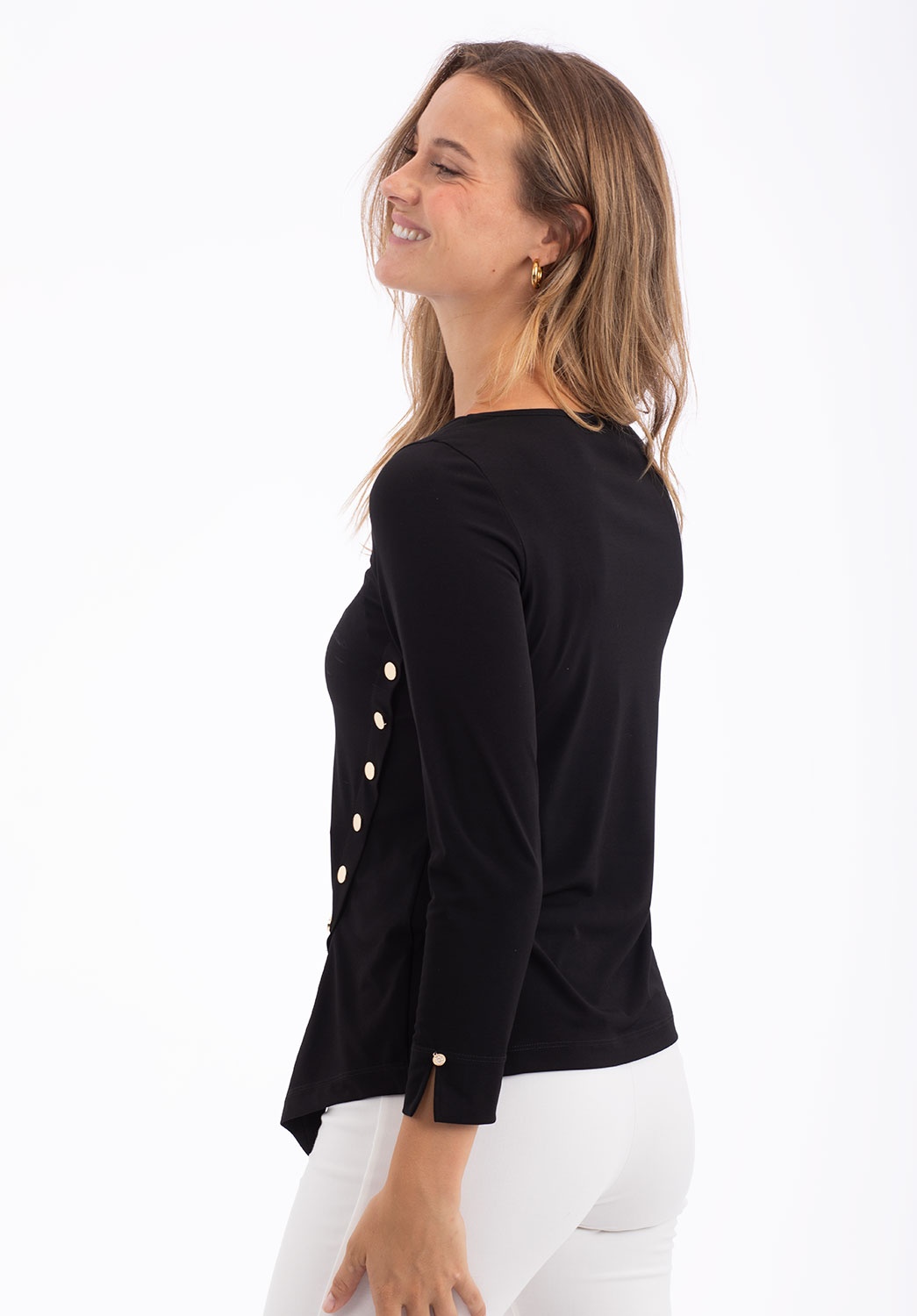 Camiseta Negra con Botones Dorados