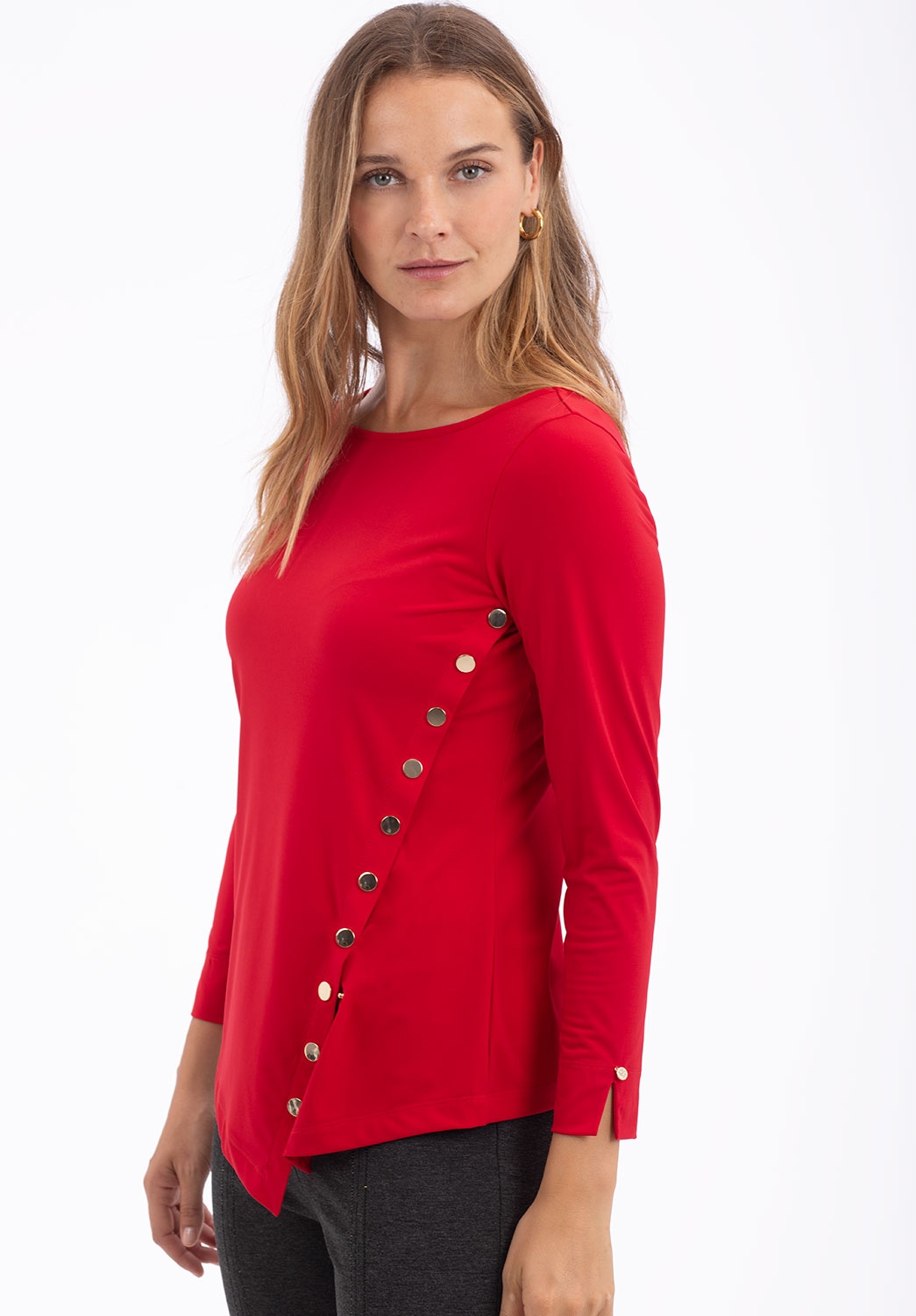Camiseta Roja con Botones Dorados 1