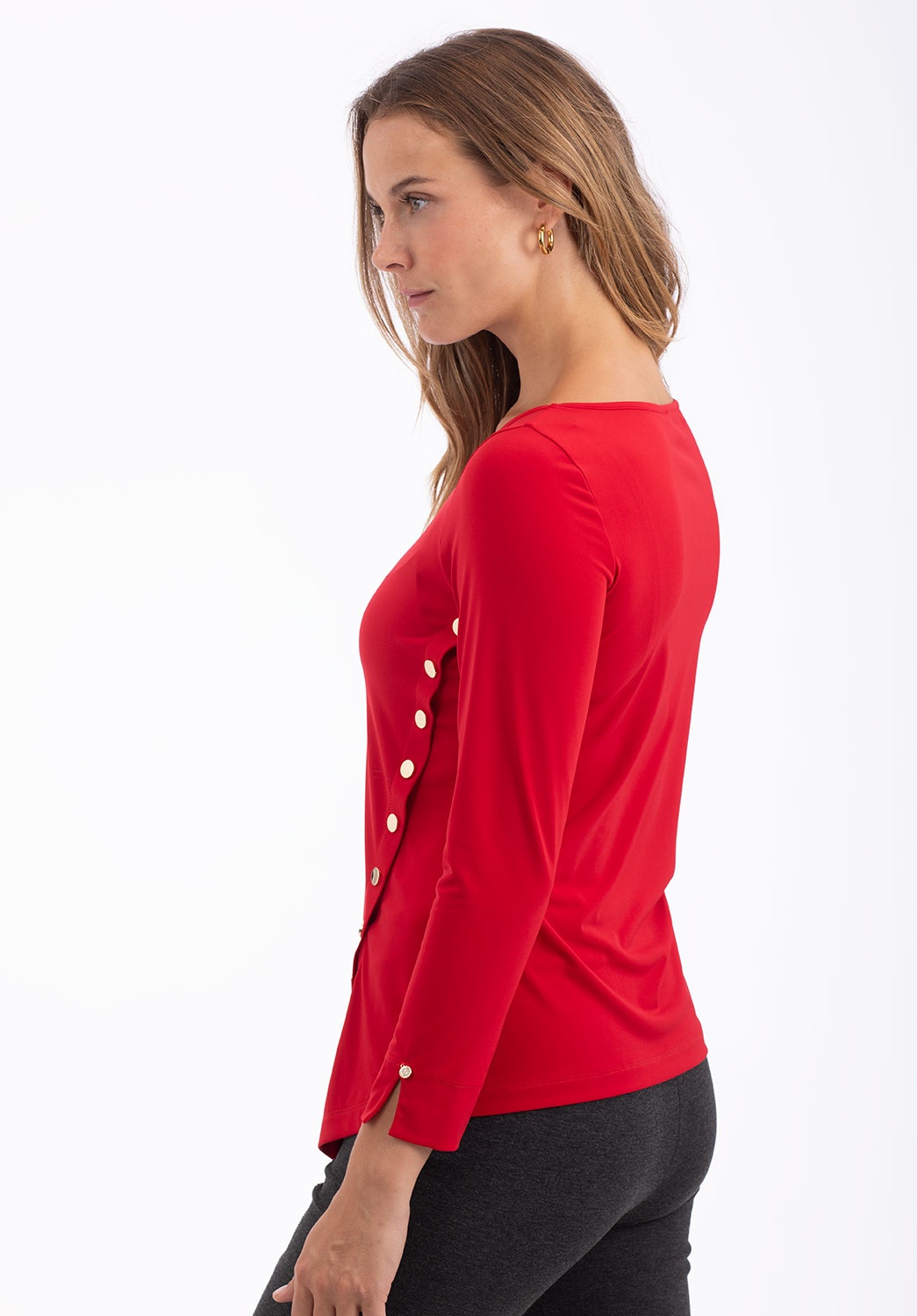 Camiseta Roja con Botones Dorados 2