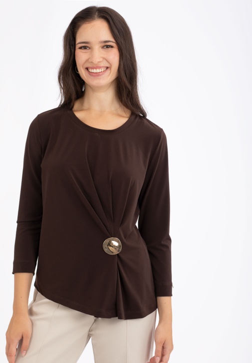 Camiseta Marrón con Detalle de Hebilla