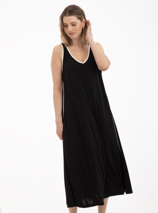 Robe noire à rayures blanches