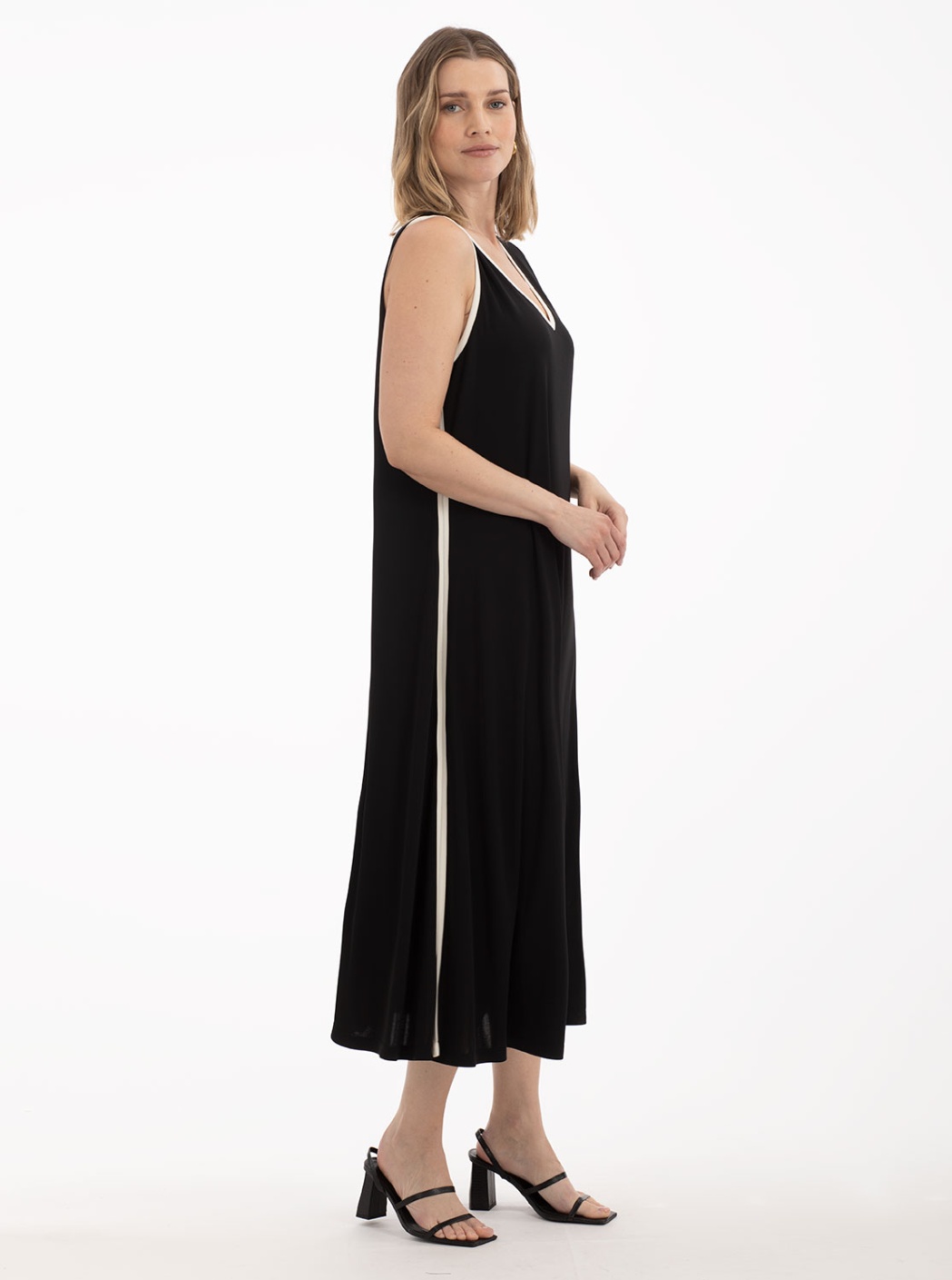 Vestido Negro con Raya Blanca 1