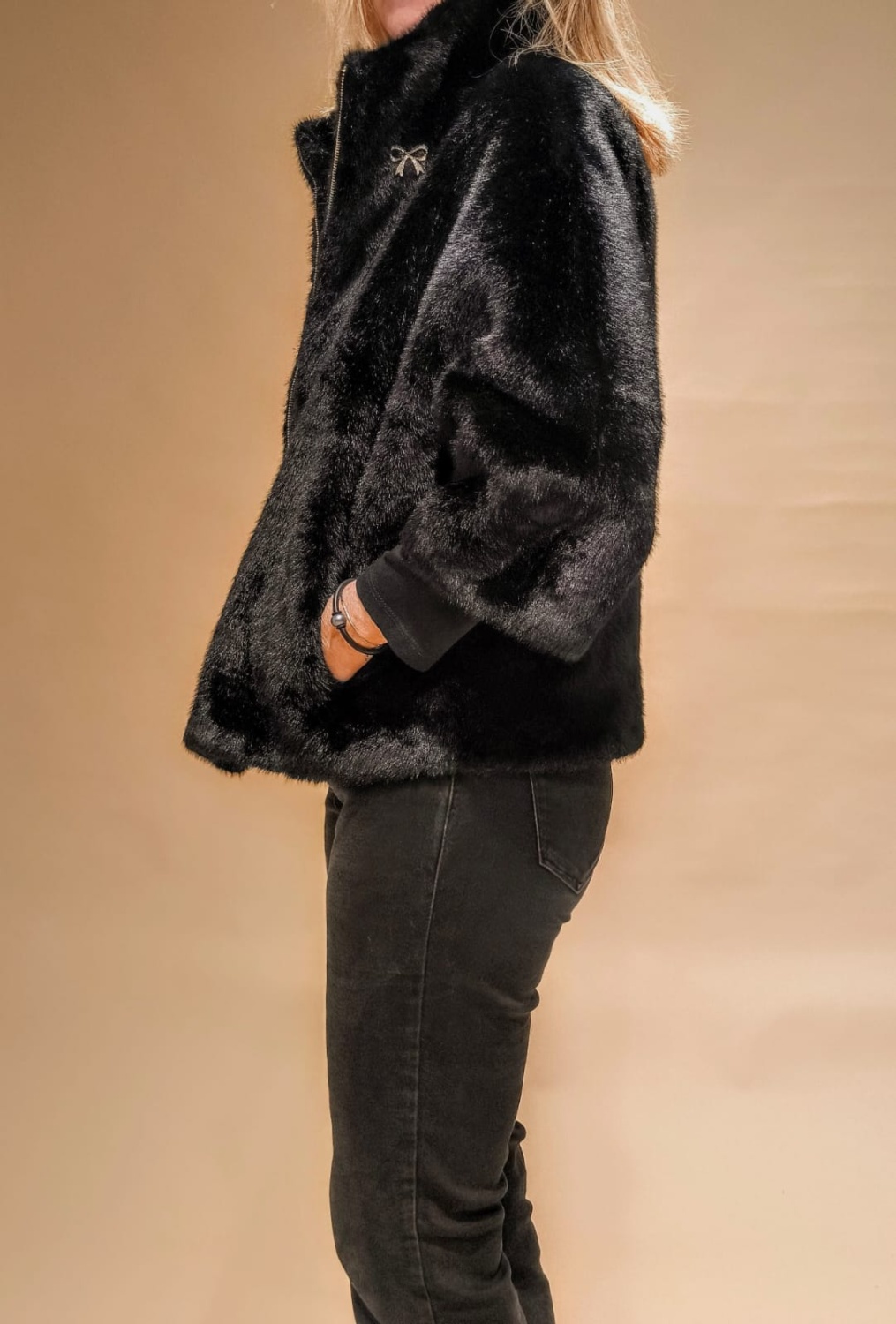 CHAQUETA negra de pelo 3