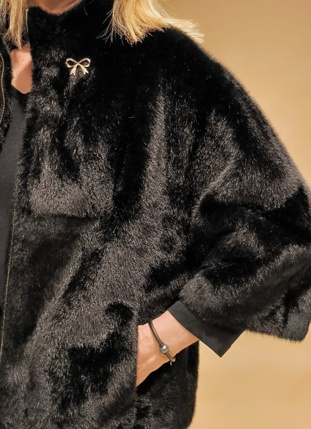 CHAQUETA negra de pelo 2