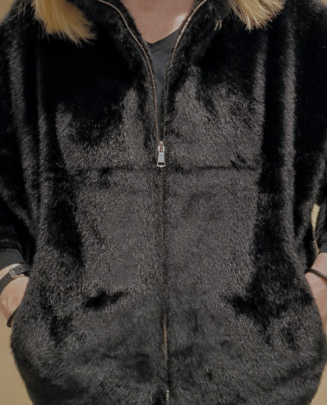 CHAQUETA negra de pelo 1