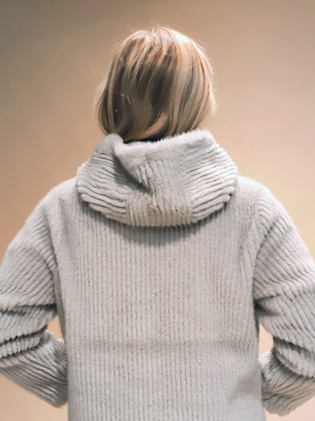 Trenca de punto larga con capucha 3