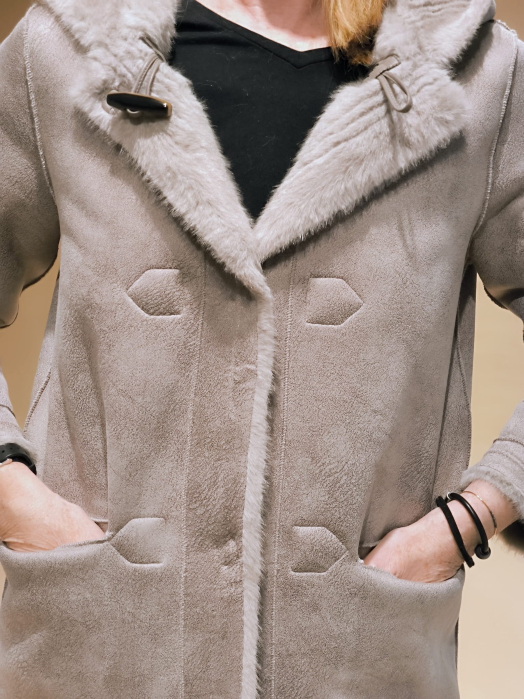 Trenca de punto larga con capucha 1