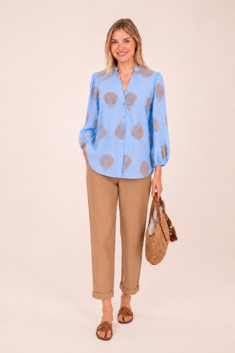 Blusa estampada en azul cielo