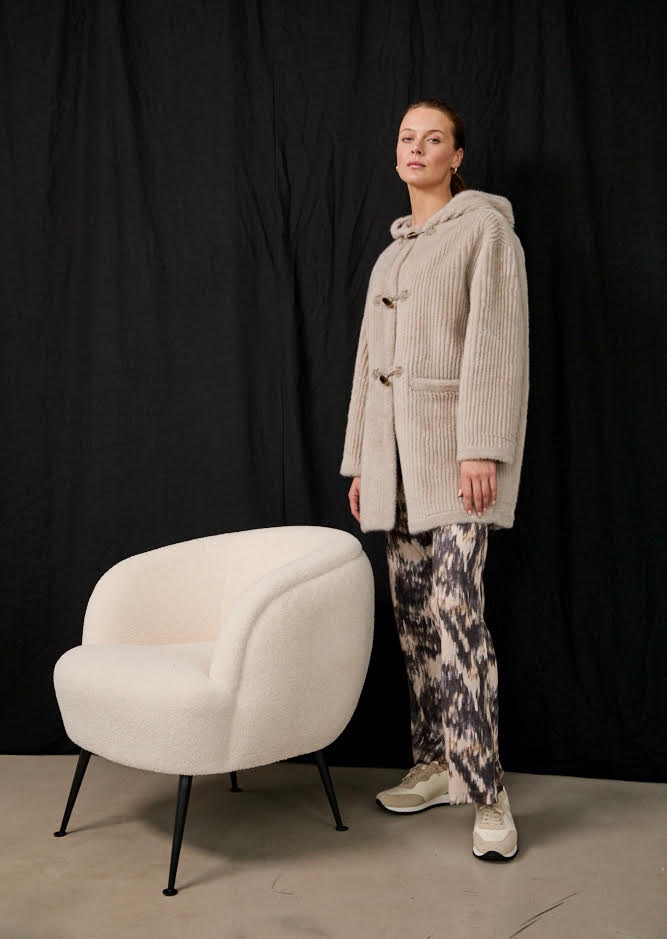 Trenca de punto larga con capucha 1