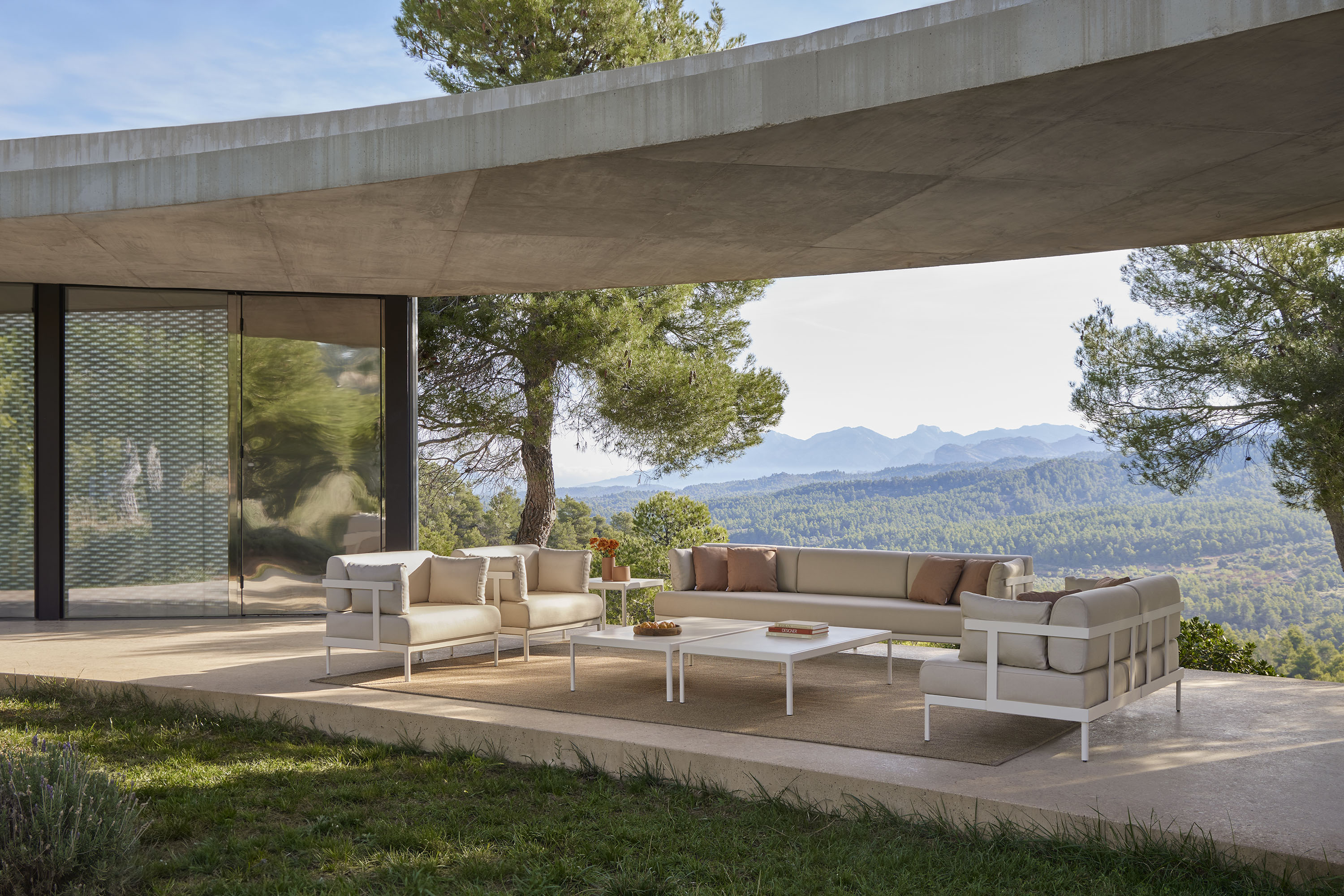  POINT kehrt zum Salone del Mobile in Mailand zurück und präsentiert seine neuen Kollektionen von Gartenmöbeln. Sets, Tische, Stühle, Sofas, Sessel und Liegen.