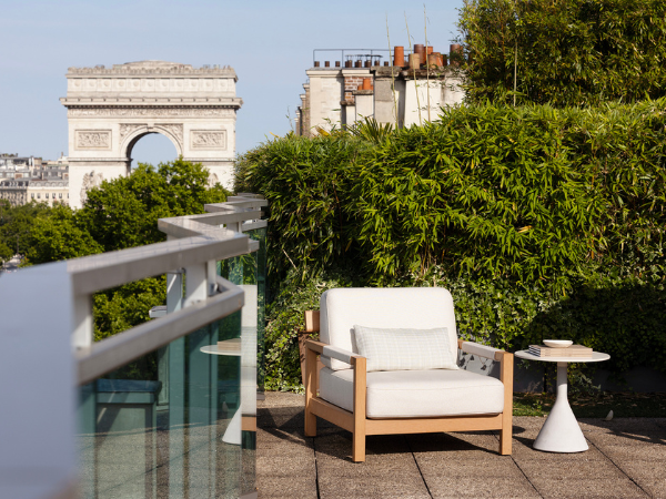 POINT opens new space in Paris overlooking the Arc de Triomphe. 120 m² of showroom by appointment of exclusive outdoor furniture for contract projects.