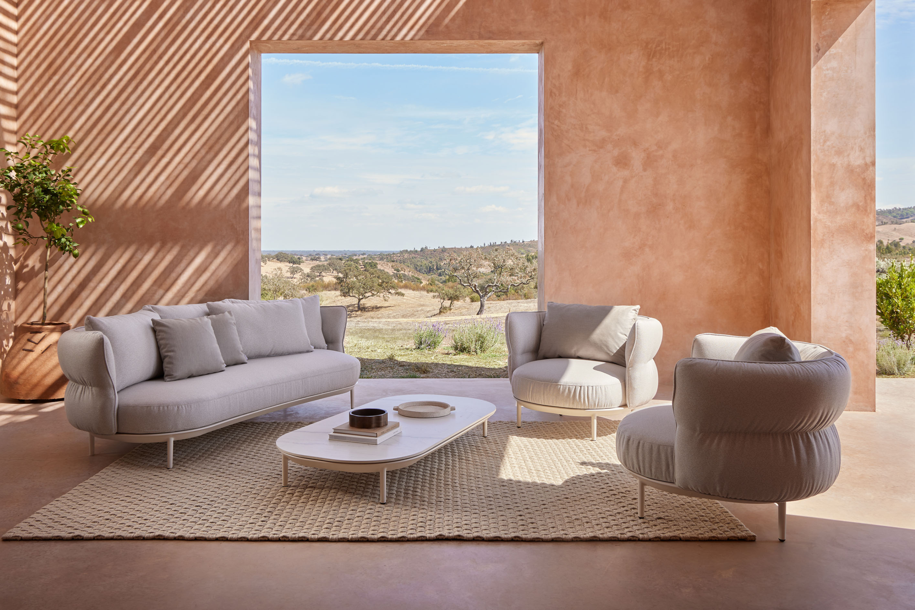 Auf der Messe Feria Hábitat Valencia präsentiert POINT Möbel, die Design, Handwerkskunst und Nachhaltigkeit vereinen und sich perfekt für Objekt- und Hotelprojekte eignen, bei denen Qualität und unverwechselbarer Stil gefragt sind.