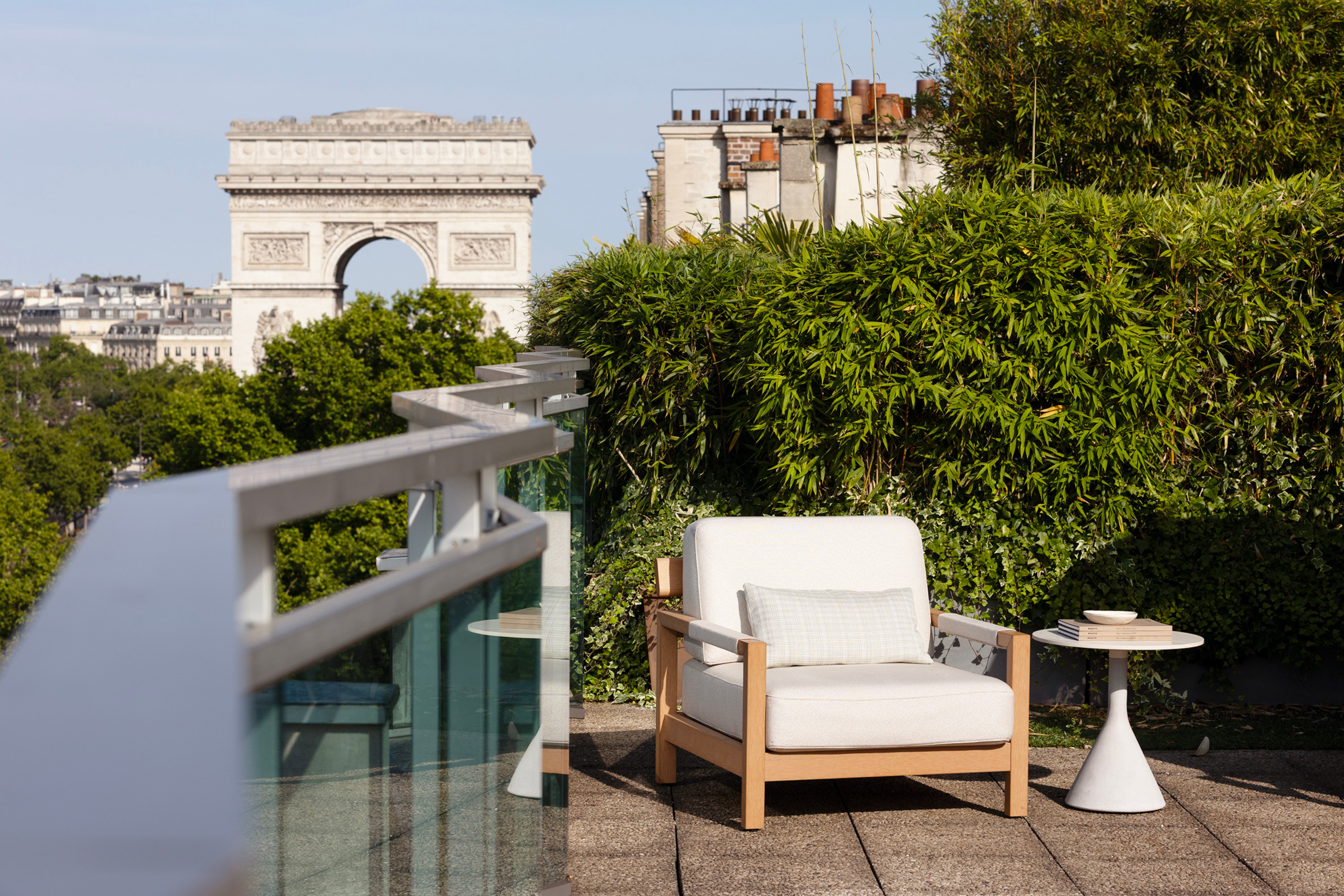 POINT opens new space in Paris overlooking the Arc de Triomphe. 120 m² of showroom by appointment of exclusive outdoor furniture for contract projects.