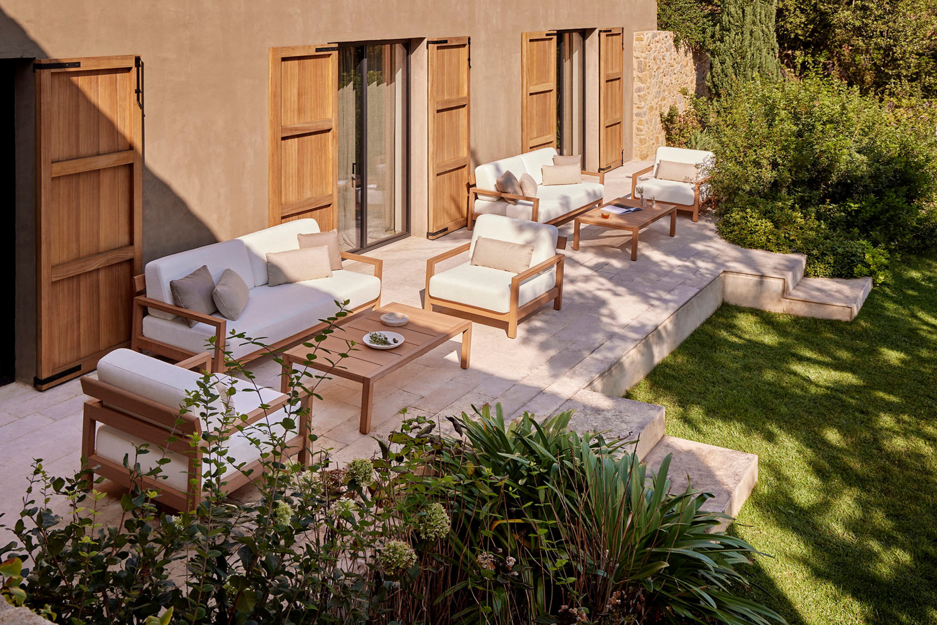 POINT comes back to HD+ Expo Conference presenting its new collections of outdoor furniture. Exclusive design sets, tables, chairs, sofas, armchairs, and loungers.