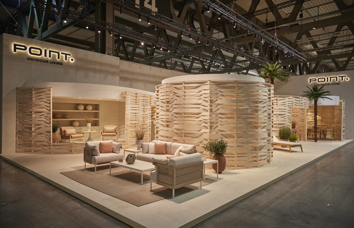 Succès de POINT au Salone del Mobile Milano 2024 grâce à ses nouvelles collections qui marquent les dernières tendances du design international, complétées par son stand spectaculaire inspiré de l'artisanat alicantin.