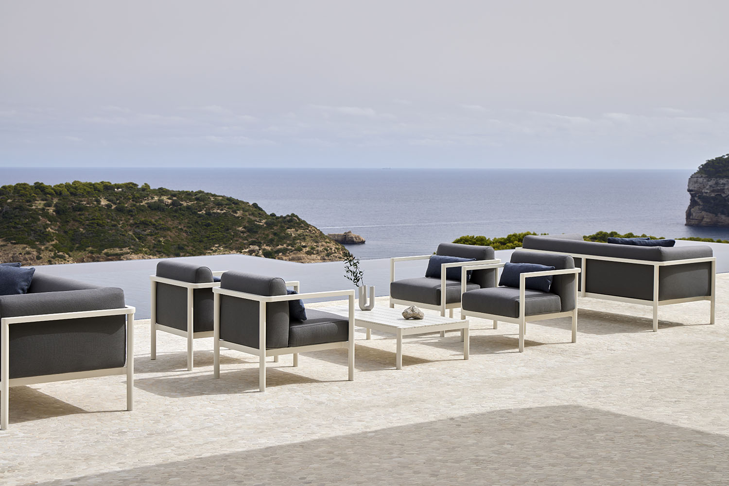 Take advantage of POINT's exclusive Quick-Ship Program available only during the month of July to ensure the fast delivery of your favorite outdoor furniture. This program is designed with efficiency and quality in mind, ideal for projects facing tight deadlines. With Quick-Ship, you can get our most in-demand collections, such as Paralel, Origin, and Weave, ready for shipment in just ten business days from the confirmation of your order. Each of these collections stands out for its innovative design and durability. It's important to remember that this special Quick-Ship campaign will only be valid until the end of July. This is your last chance to create a spectacular outdoor space this summer and meet the most demanding project deadlines. Don't miss out on this exclusive offer from POINT and secure your outdoor pieces before the end of July. At POINT, we are committed to offering fast and high-quality solutions for your outdoor design needs. Get ready for summer with POINT and our Quick-Ship program!