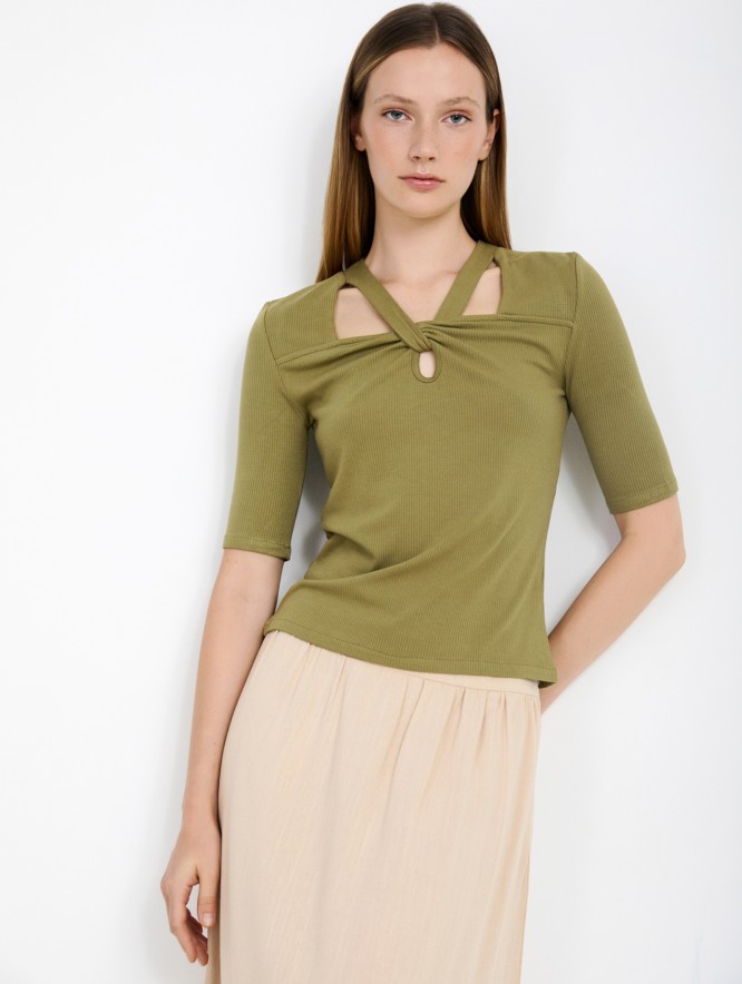 Ribbed neckline t-shirt