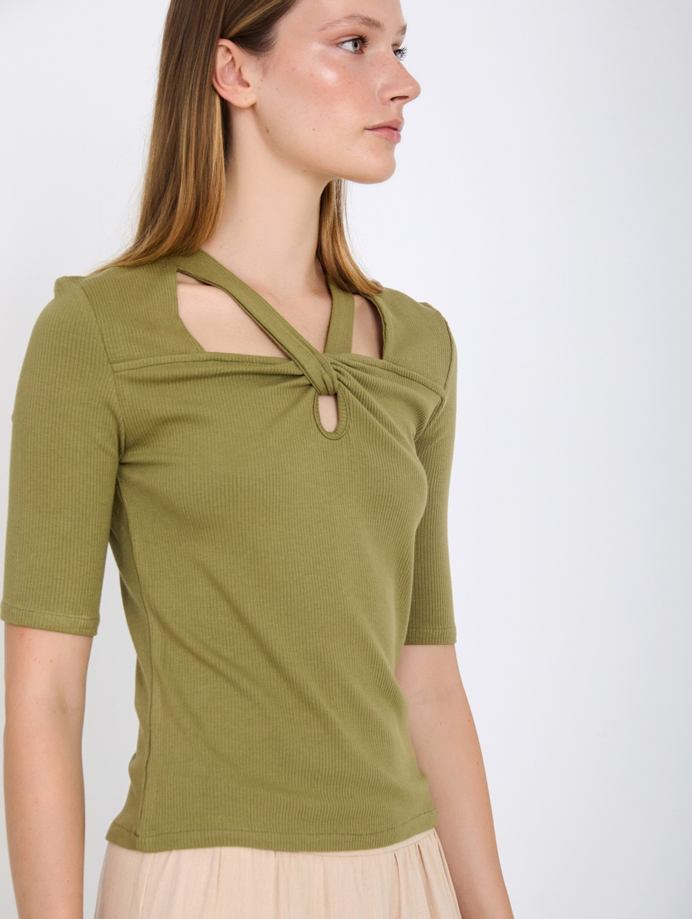 Ribbed neckline t-shirt